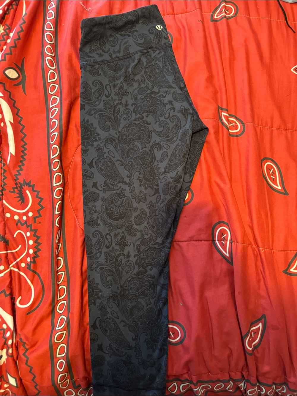 Lululemon Black Paisley Print Wunder Train Leggings CAPRIS! Lulu